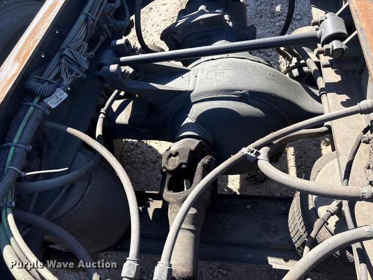 image for item EU7446 2015 International 7600 truck cab and chassis