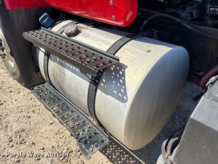 image for item EU7446 2015 International 7600 truck cab and chassis