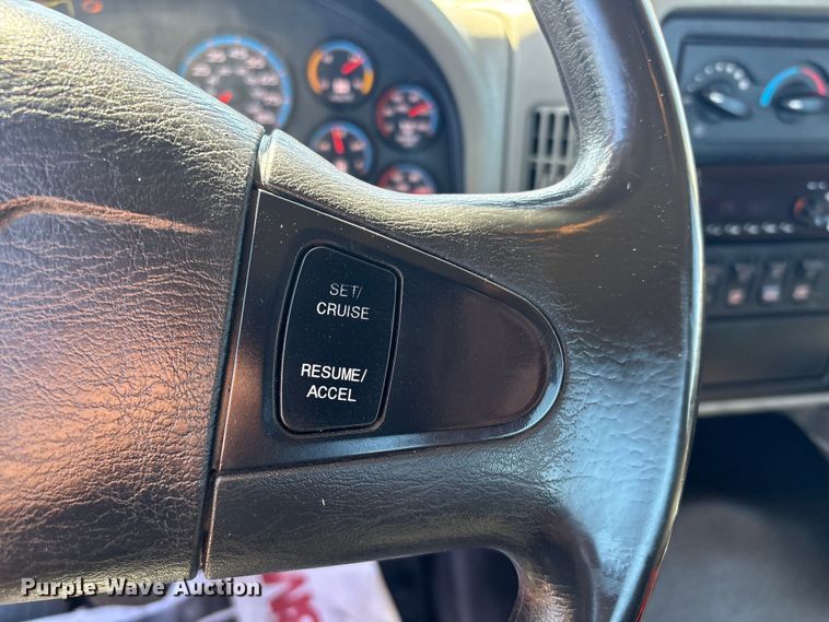 image for item EU7446 2015 International 7600 truck cab and chassis