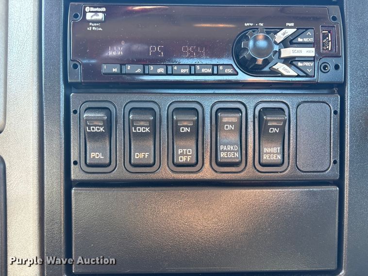 image for item EU7446 2015 International 7600 truck cab and chassis