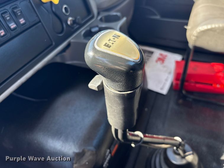 image for item EU7446 2015 International 7600 truck cab and chassis