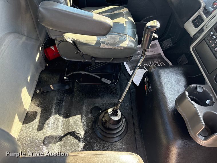 image for item EU7446 2015 International 7600 truck cab and chassis