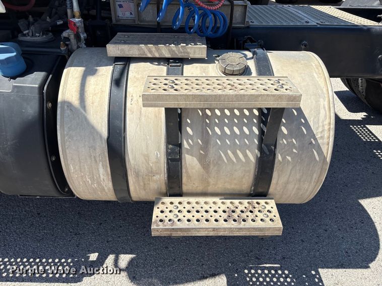 image for item EU7447 2015 International LF687 semi truck