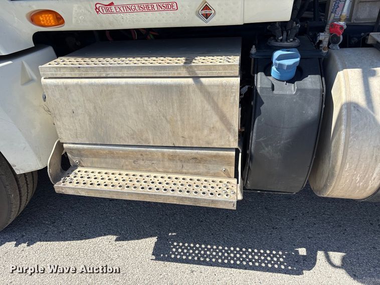 image for item EU7447 2015 International LF687 semi truck