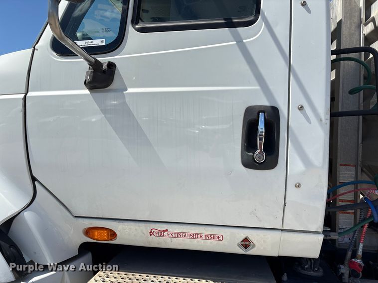 image for item EU7447 2015 International LF687 semi truck