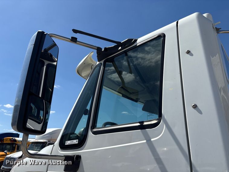 image for item EU7447 2015 International LF687 semi truck