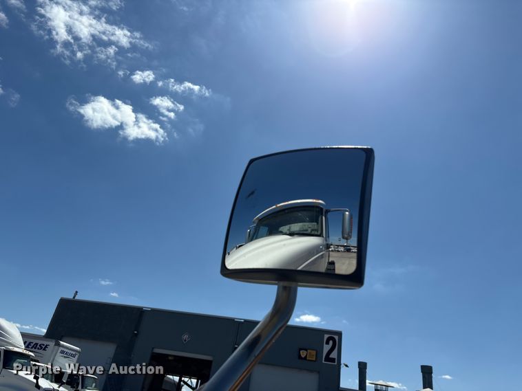 image for item EU7447 2015 International LF687 semi truck