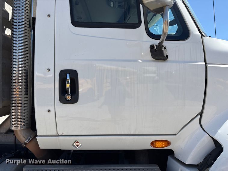 image for item EU7447 2015 International LF687 semi truck