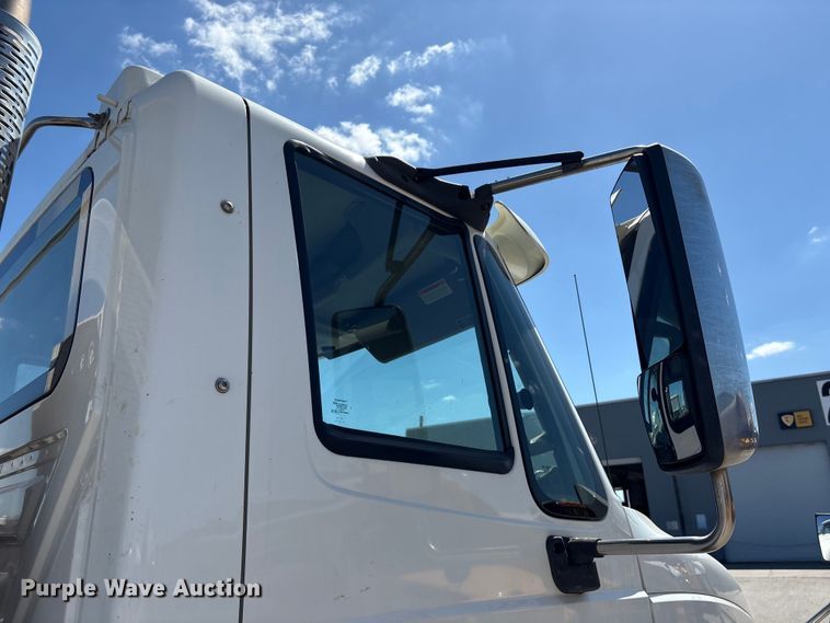 image for item EU7447 2015 International LF687 semi truck