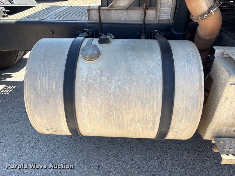 image for item EU7447 2015 International LF687 semi truck