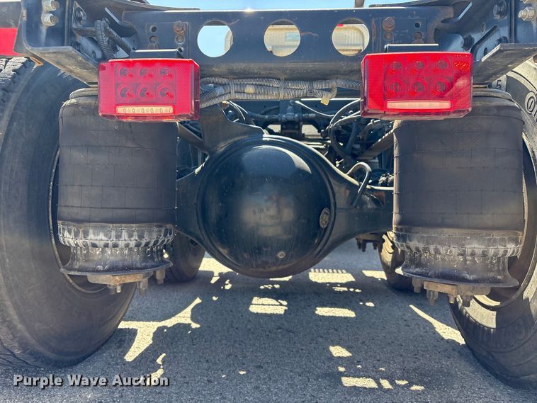 image for item EU7447 2015 International LF687 semi truck