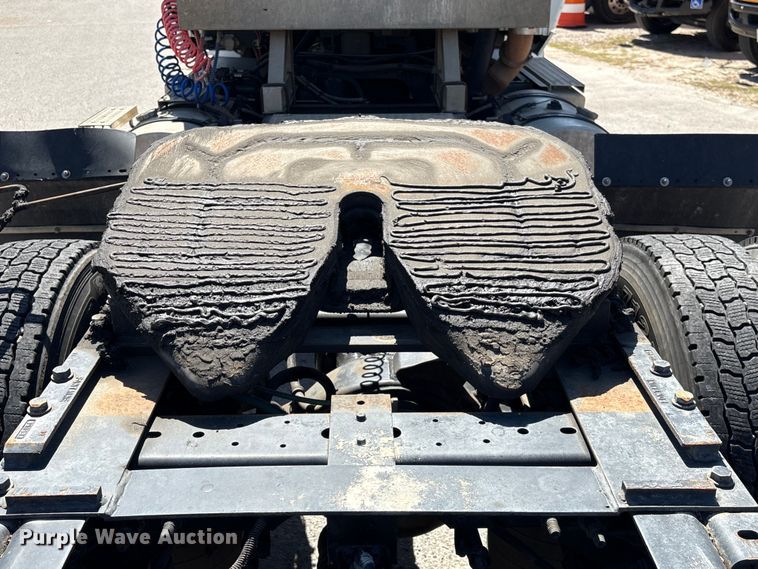 image for item EU7447 2015 International LF687 semi truck