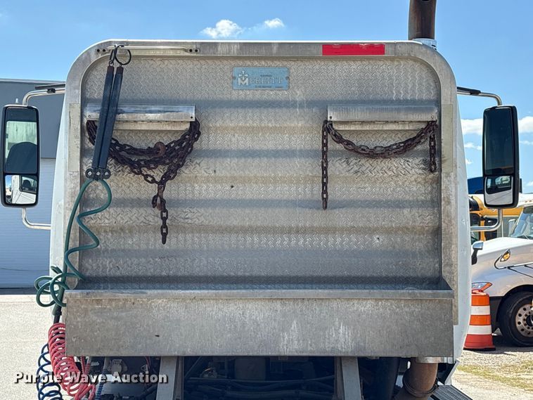 image for item EU7447 2015 International LF687 semi truck