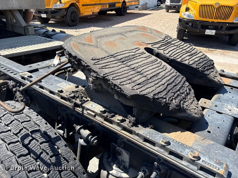 image for item EU7447 2015 International LF687 semi truck