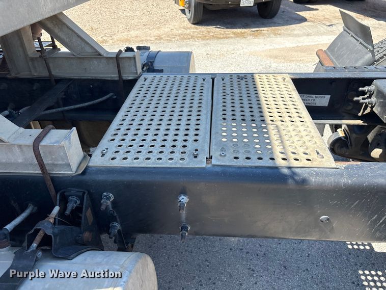 image for item EU7447 2015 International LF687 semi truck