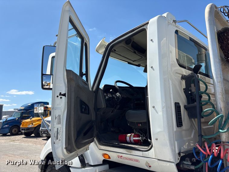 image for item EU7447 2015 International LF687 semi truck