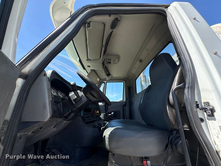 image for item EU7447 2015 International LF687 semi truck