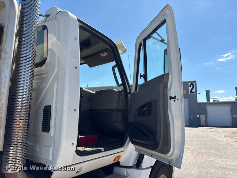 image for item EU7447 2015 International LF687 semi truck