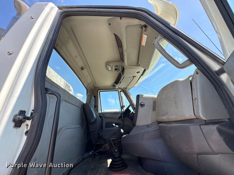 image for item EU7447 2015 International LF687 semi truck