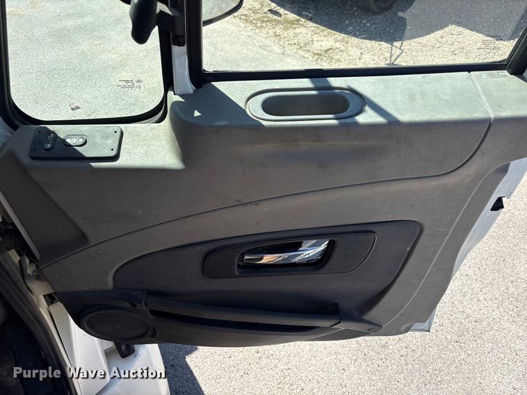 image for item EU7447 2015 International LF687 semi truck