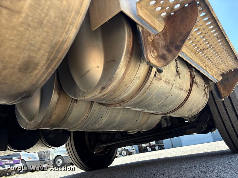 image for item EU7447 2015 International LF687 semi truck