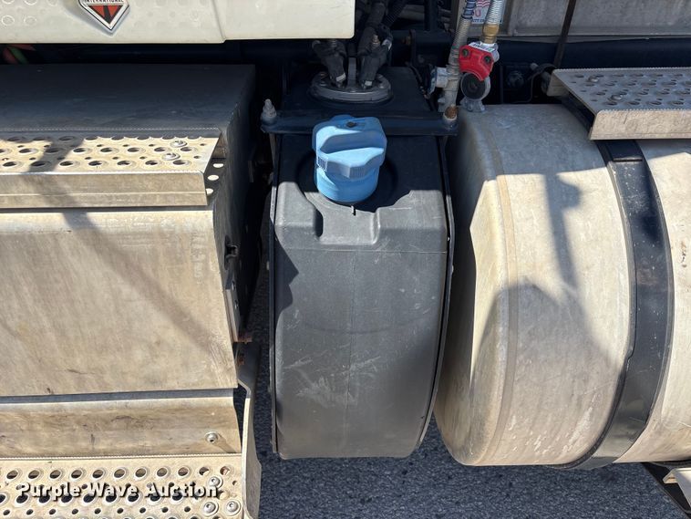 image for item EU7447 2015 International LF687 semi truck