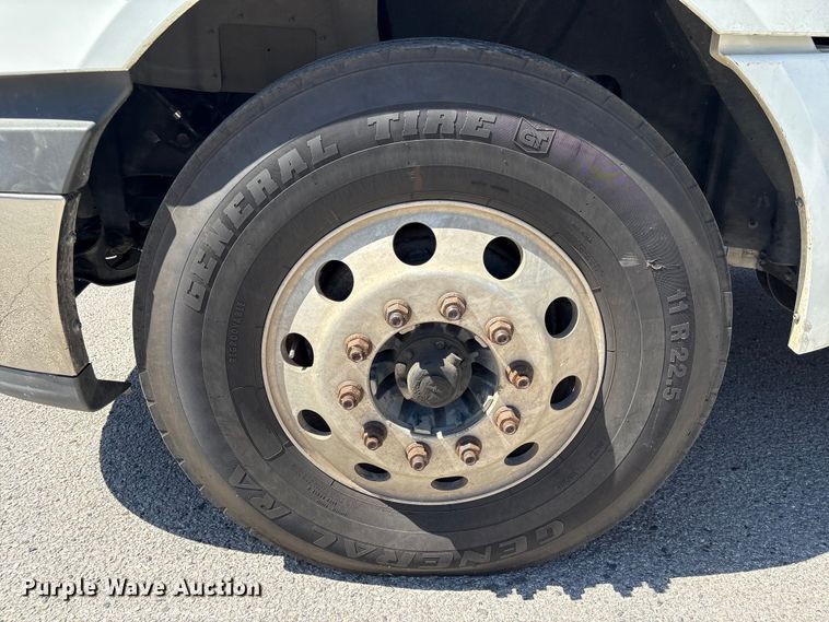 image for item EU7447 2015 International LF687 semi truck