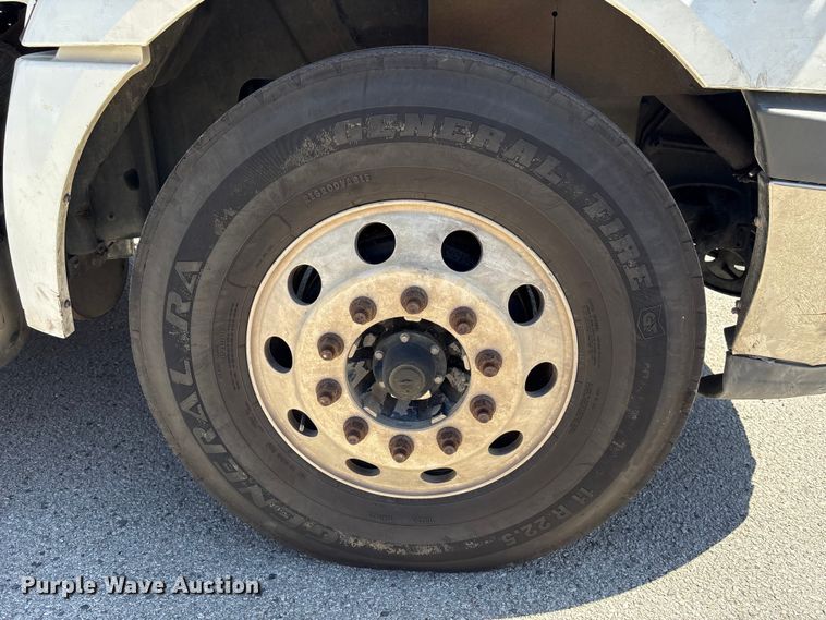 image for item EU7447 2015 International LF687 semi truck