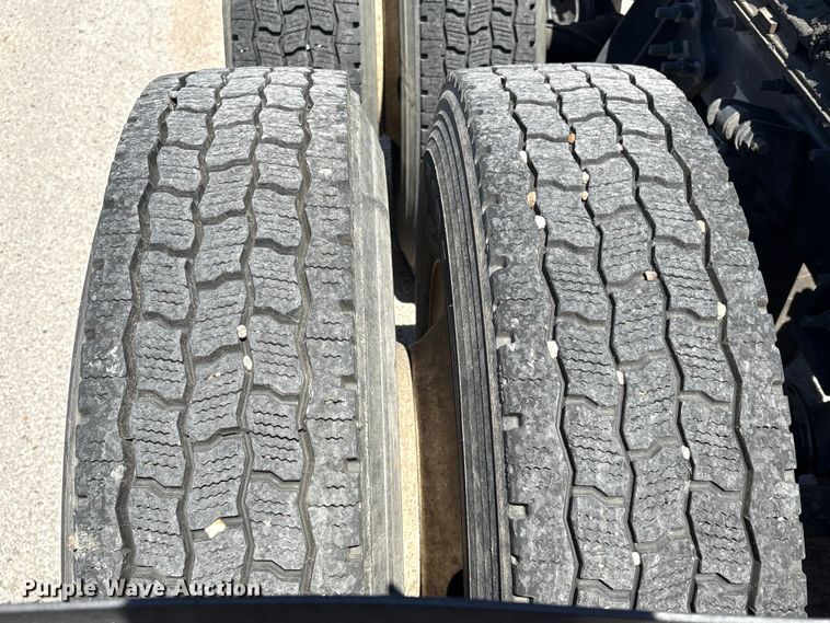 image for item EU7447 2015 International LF687 semi truck