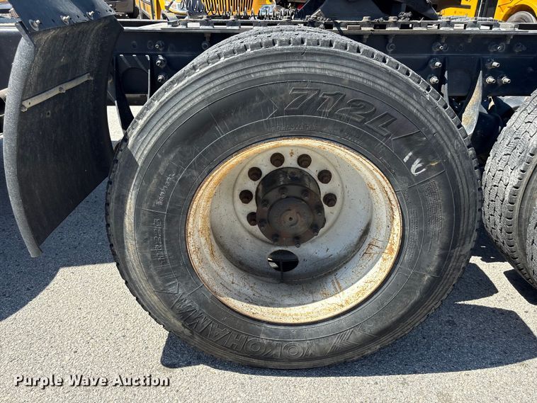 image for item EU7447 2015 International LF687 semi truck