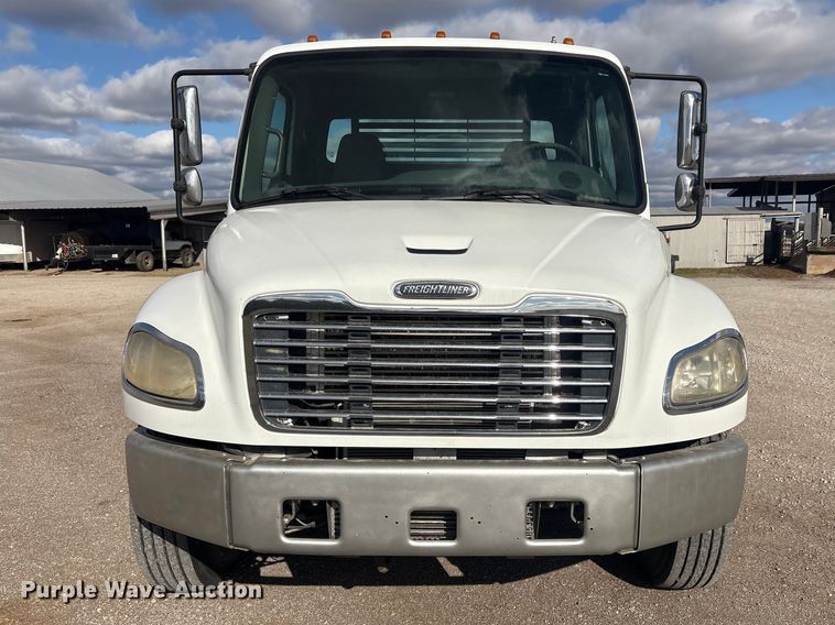 image for item EV2839 2004 Freightliner M2 flatbed truck