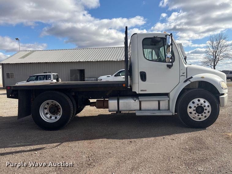 image for item EV2839 2004 Freightliner M2 flatbed truck