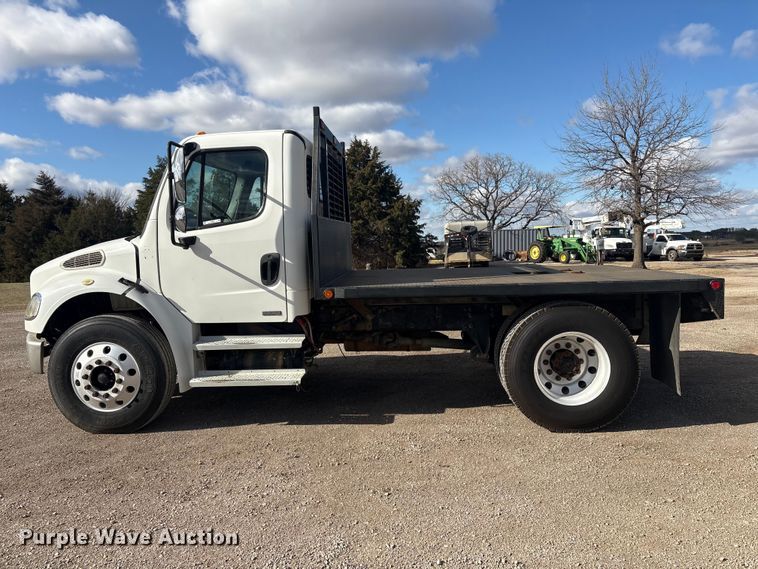 image for item EV2839 2004 Freightliner M2 flatbed truck
