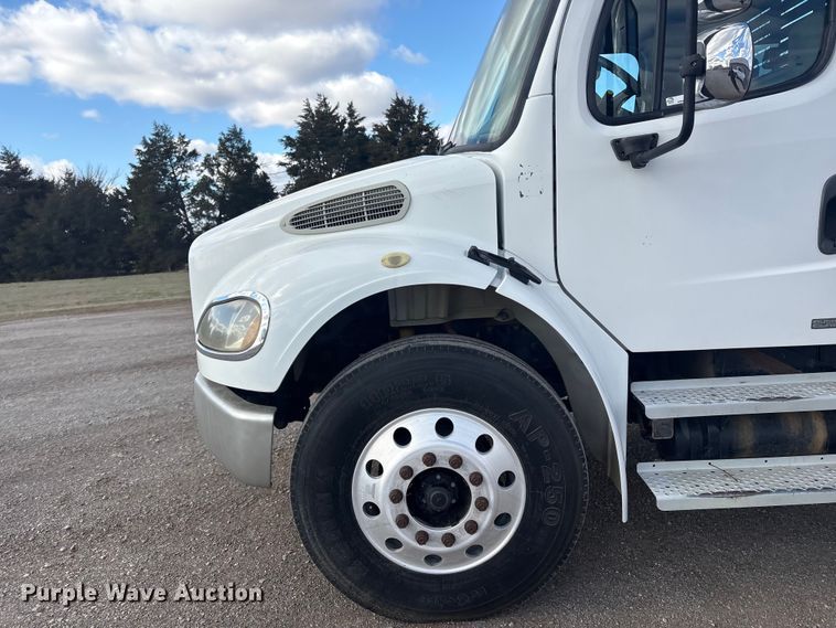 image for item EV2839 2004 Freightliner M2 flatbed truck