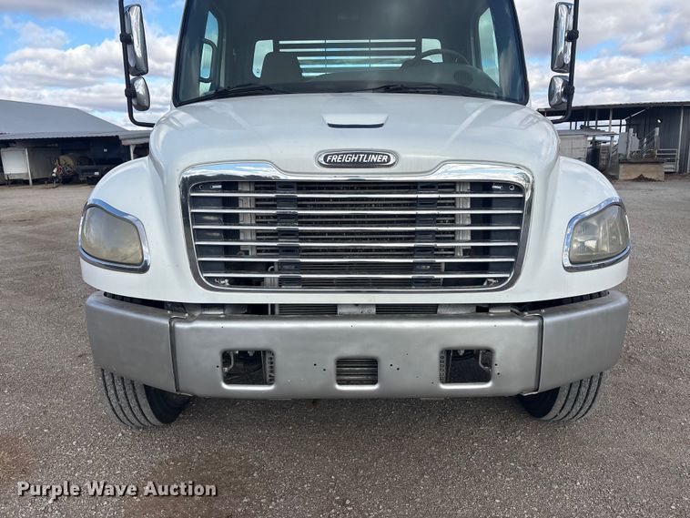 image for item EV2839 2004 Freightliner M2 flatbed truck