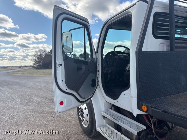 image for item EV2839 2004 Freightliner M2 flatbed truck