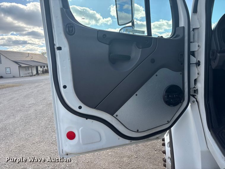 image for item EV2839 2004 Freightliner M2 flatbed truck