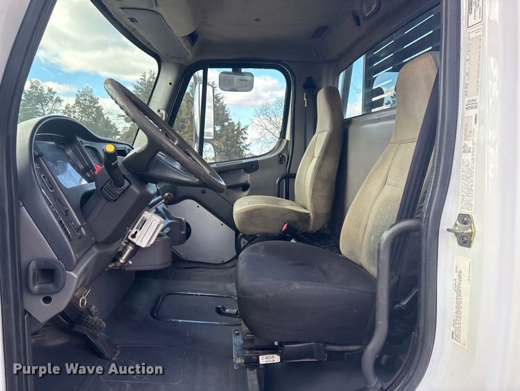 image for item EV2839 2004 Freightliner M2 flatbed truck