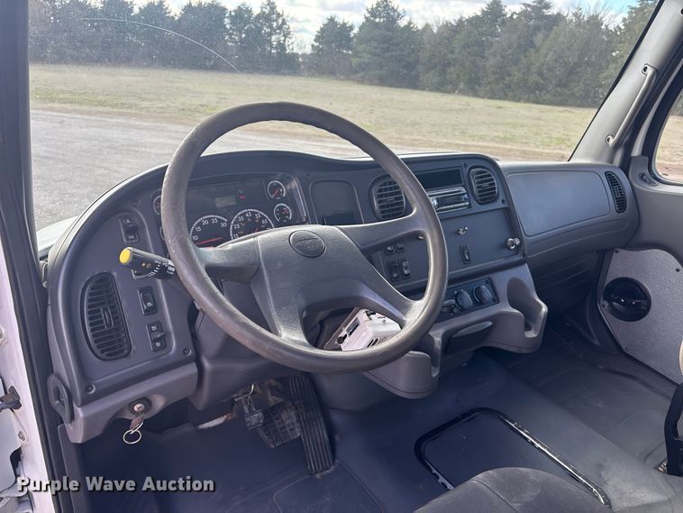 image for item EV2839 2004 Freightliner M2 flatbed truck