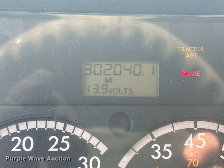 image for item EV2839 2004 Freightliner M2 flatbed truck