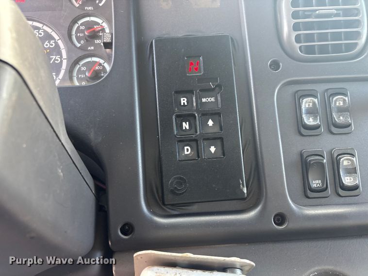 image for item EV2839 2004 Freightliner M2 flatbed truck