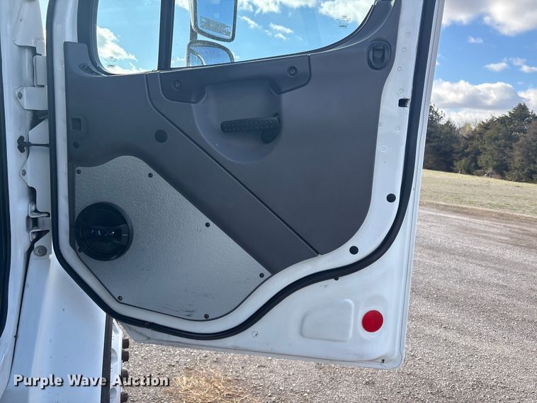 image for item EV2839 2004 Freightliner M2 flatbed truck