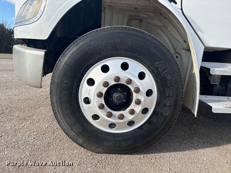 image for item EV2839 2004 Freightliner M2 flatbed truck