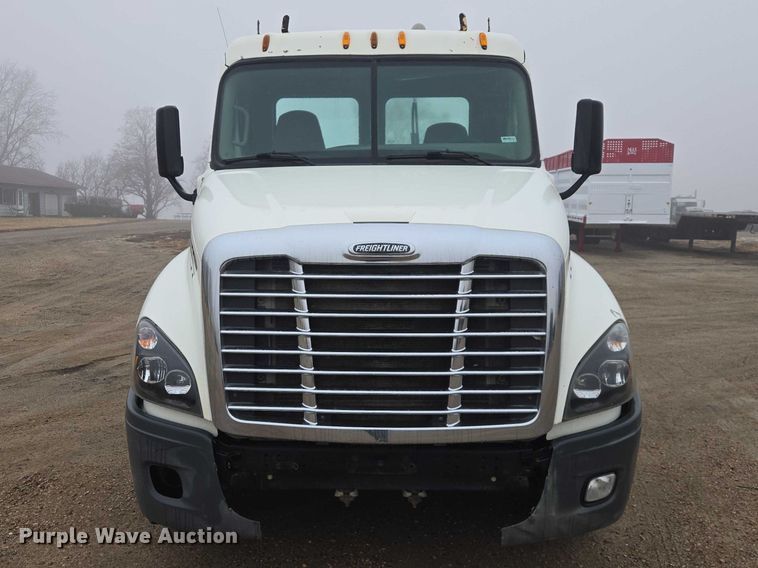 image for item EV5554 2016 Freightliner Cascadia semi truck