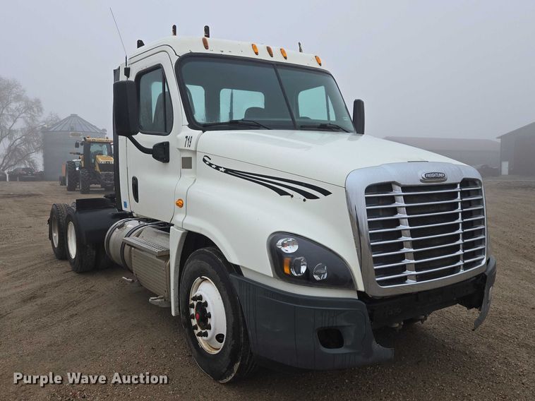 image for item EV5554 2016 Freightliner Cascadia semi truck