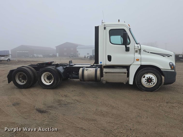 image for item EV5554 2016 Freightliner Cascadia semi truck