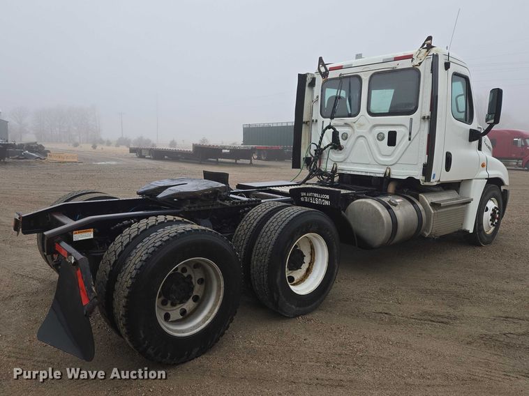 image for item EV5554 2016 Freightliner Cascadia semi truck