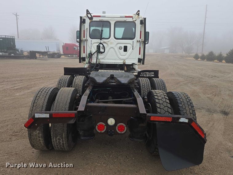 image for item EV5554 2016 Freightliner Cascadia semi truck