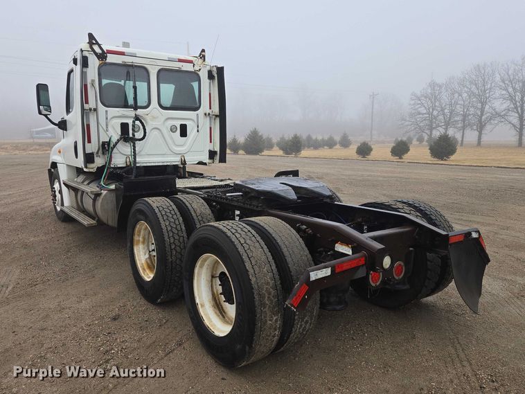 image for item EV5554 2016 Freightliner Cascadia semi truck