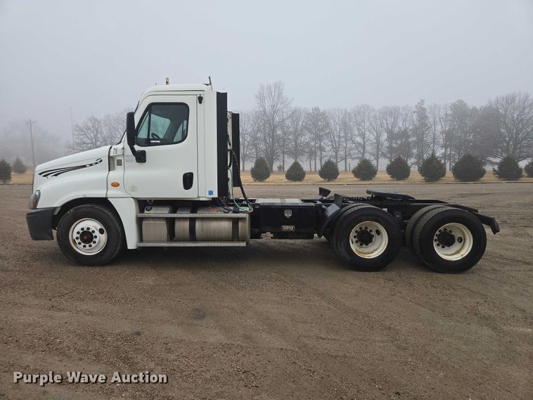 image for item EV5554 2016 Freightliner Cascadia semi truck